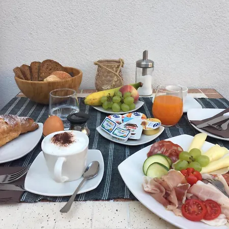 Oda ve Kahvaltı Sikule 3*